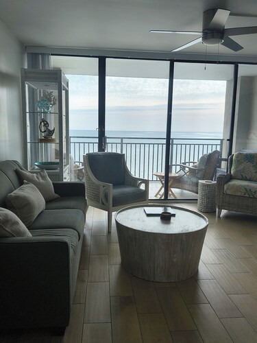 GREAT FOR COUPLES, OCEAN FRONT, SPA SHOWER GORGEOUS BALCONY OCEAN VIEW  KINGBED 