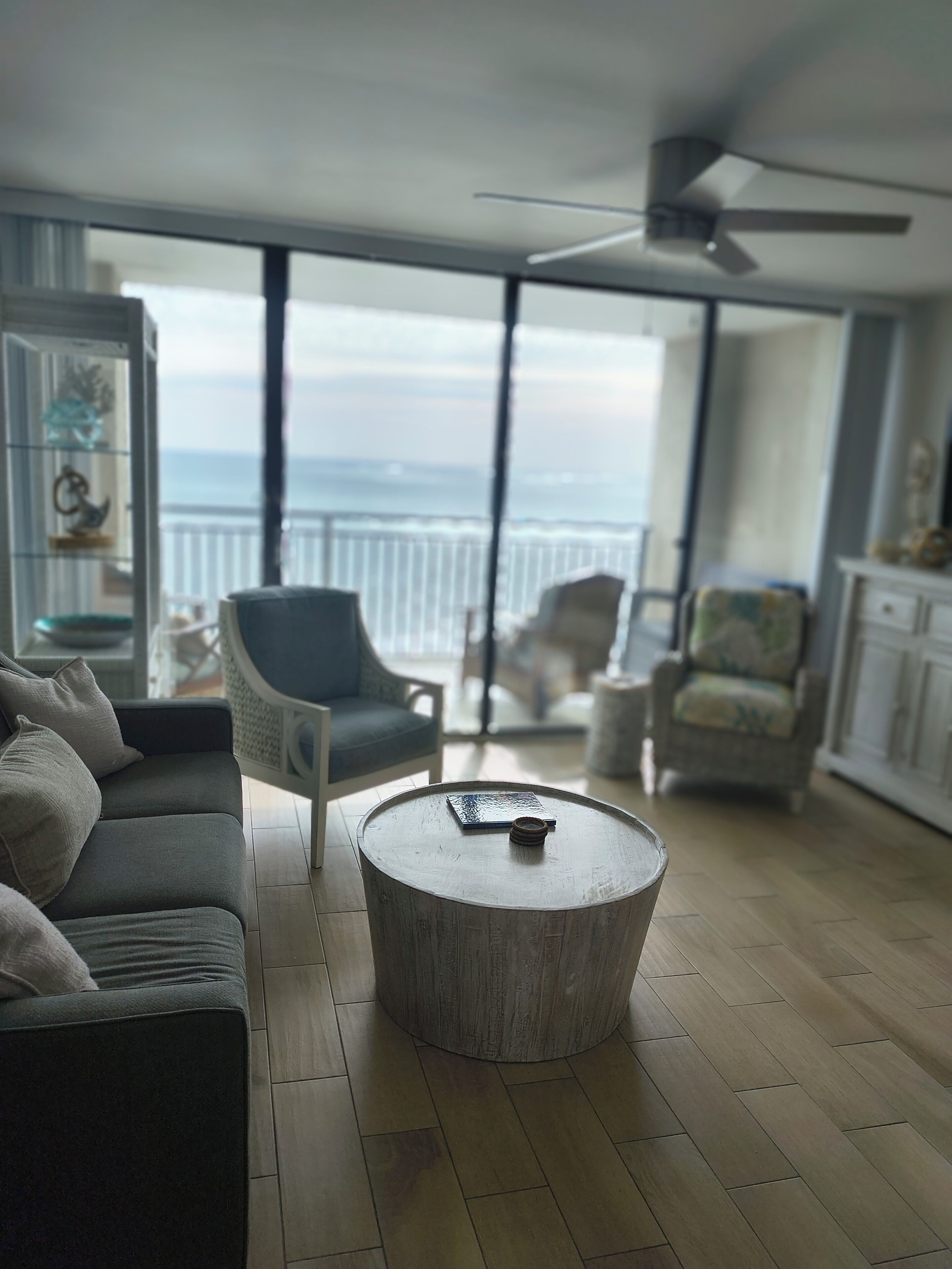 スマートテレビ、暖炉、DVD プレーヤー、書庫