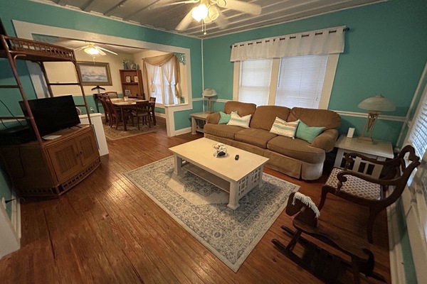 TV connectée, lecteur de DVD, livres, chaîne hi-fi