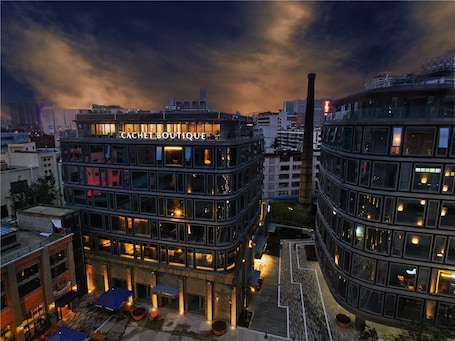 Fachada de la propiedad por la tarde o noche