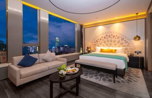 Club Studio ( King )  | Premium bedding, minibar, in-room safe, desk