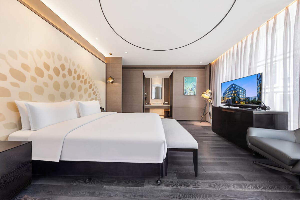 Premium bedding, minibar, in-room safe, desk