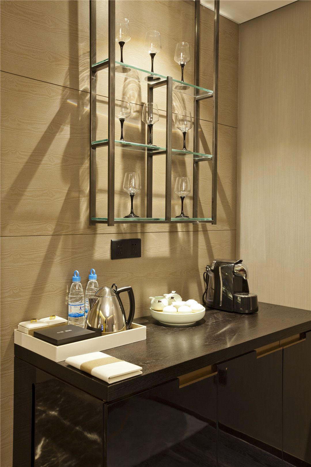 cameo suite | 1 bedroom, premium bedding, minibar, in-room safe