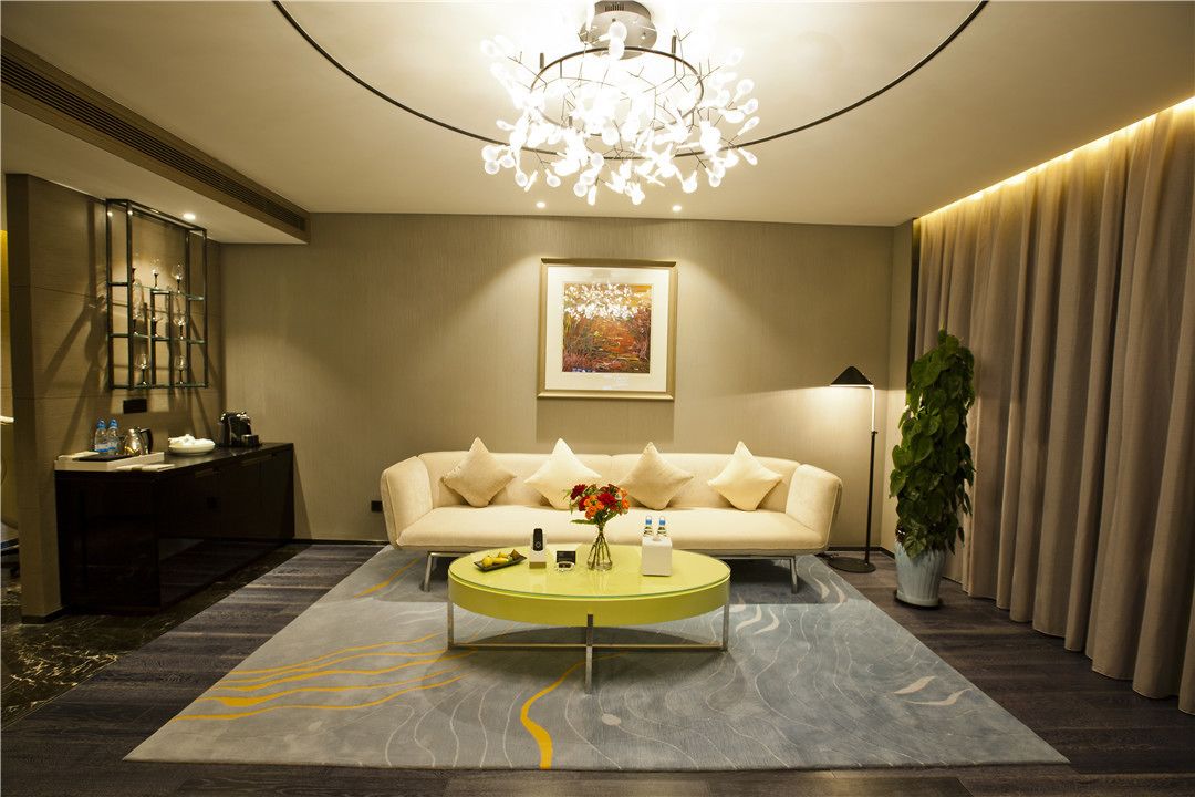 cameo suite | 1 bedroom, premium bedding, minibar, in-room safe