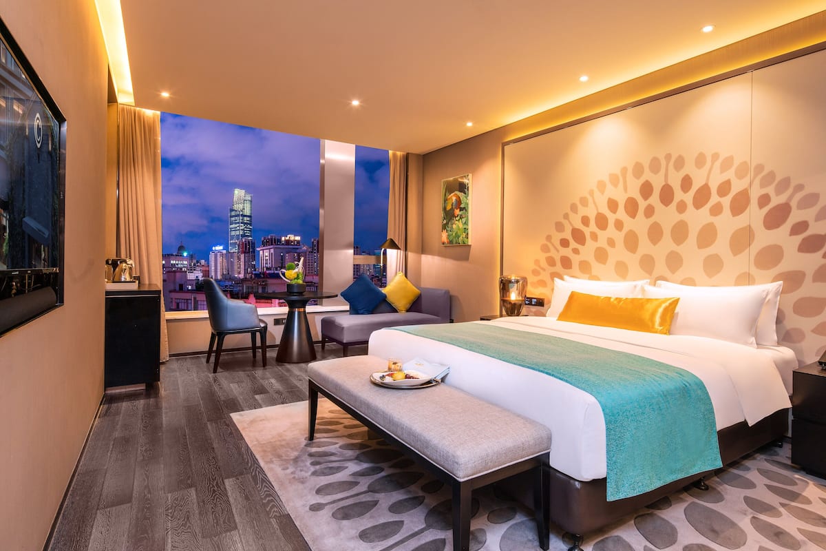 Deluxe Room (King) | 1 bedroom, premium bedding, minibar, in-room safe