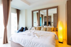 Deluxe-Apartment, Poolblick | 1 Schlafzimmer, Zimmersafe, Schreibtisch, laptopgeeigneter Arbeitsplatz