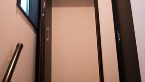 Un pasillo estrecho con una puerta al final.