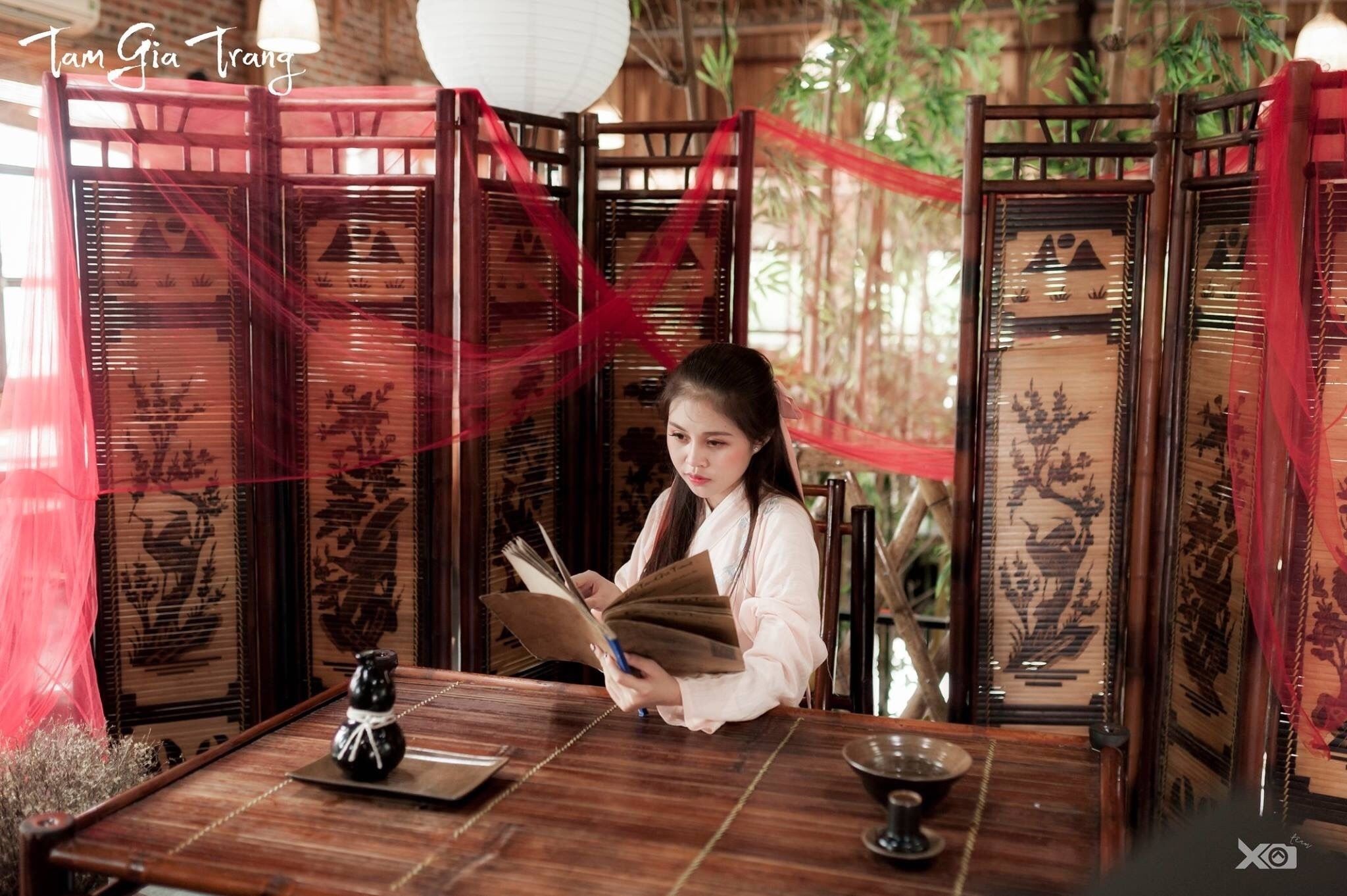 Breakfast, lunch, dinner served; local cuisine 