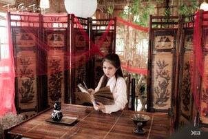 Breakfast, lunch, dinner served; local cuisine 