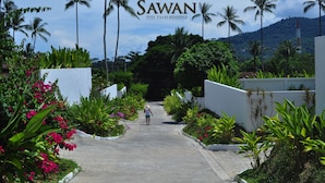 A pathway leading to a residential area with palm trees and lush greenery. - SAWAN Pool Villas Residence (Koh Samui)