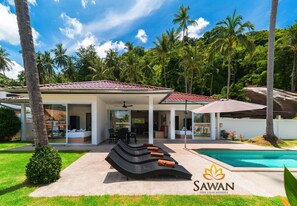 A modern villa with a pool, outdoor seating, and lush tropical surroundings. - SAWAN Pool Villas Residence (Koh Samui)