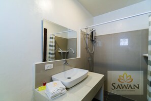 Shower, free toiletries, hair dryer, towels - SAWAN Pool Villas Residence (Koh Samui)