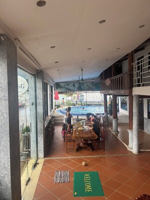 Outdoor pool - Vang Vieng Rock Backpacker Hostel (Vang Vieng)