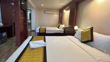 Deluxe Quadruple Room | In-room safe, soundproofing, free WiFi, bed sheets