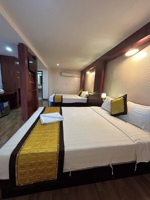 Deluxe Quadruple Room | In-room safe, soundproofing, free WiFi, bed sheets - Vang Vieng Rock Backpacker Hostel (Vang Vieng)