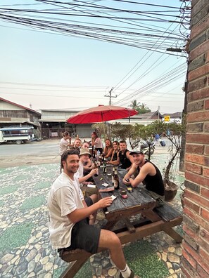 Living area - Vang Vieng Rock Backpacker Hostel (Vang Vieng)