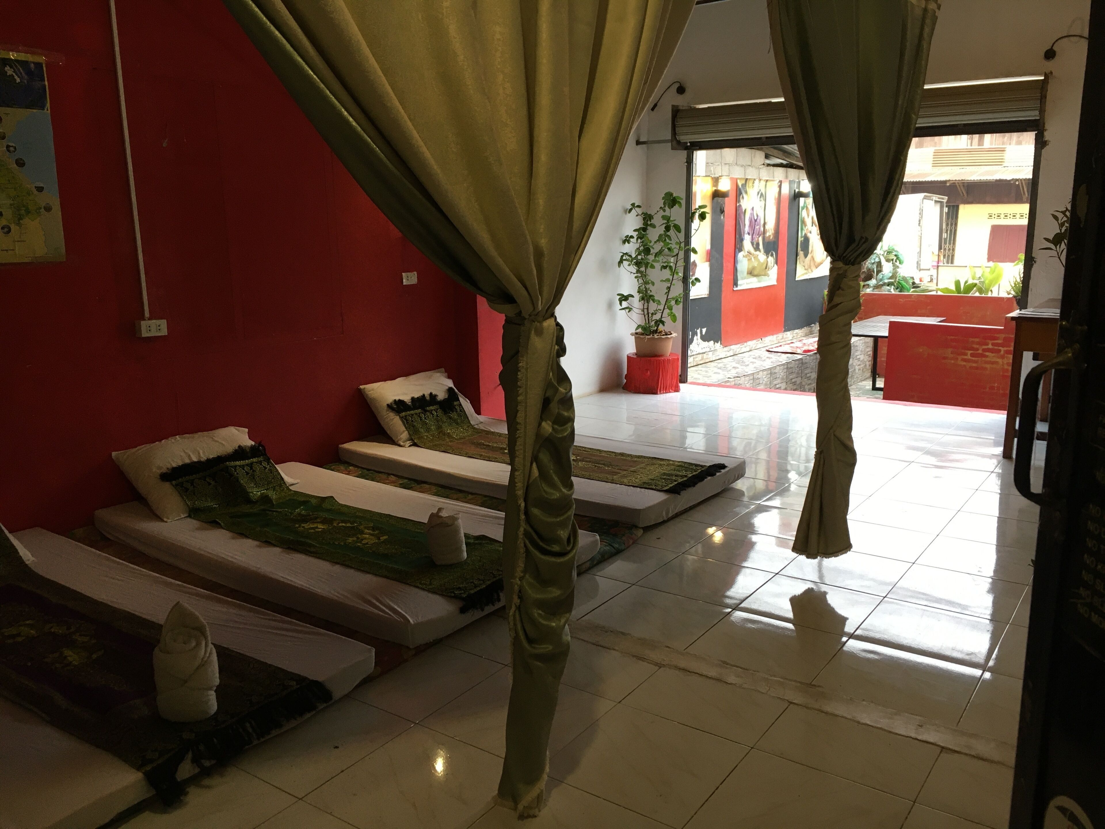 Massages aux pierres chaudes, massages suédois, massages thaïs