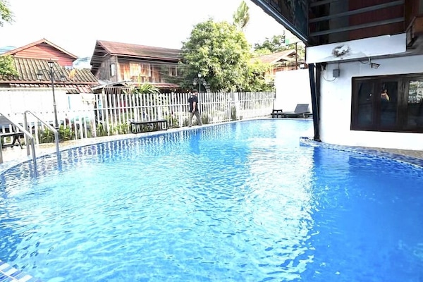 Hồ bơi ngoài trời