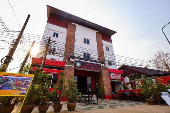 Front of property - Vang Vieng Rock Backpacker Hostel (Vang Vieng)