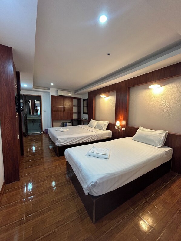 In-room safe, soundproofing, free WiFi, bed sheets - Vang Vieng Rock Backpacker Hostel (Vang Vieng)