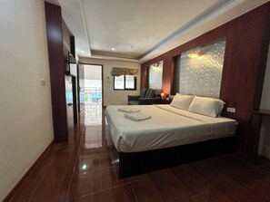 豪華雙人房 | 房內夾萬、隔音、免費 Wi-Fi、床單