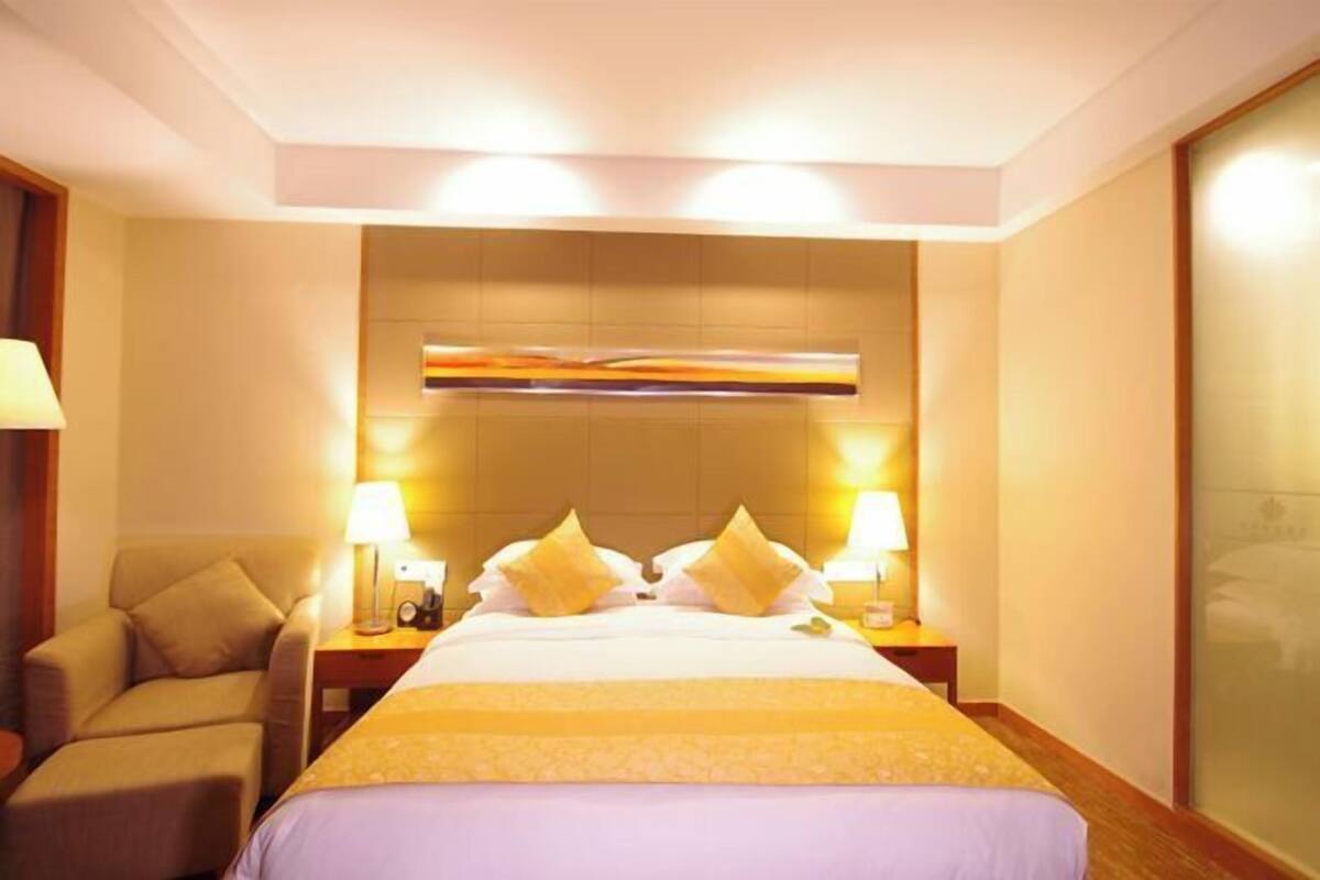 Minibar, in-room safe, desk, blackout drapes