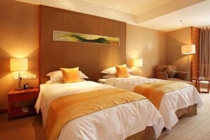 Minibar, in-room safe, desk, blackout drapes - Noble Crown Hotel (Wuxi)