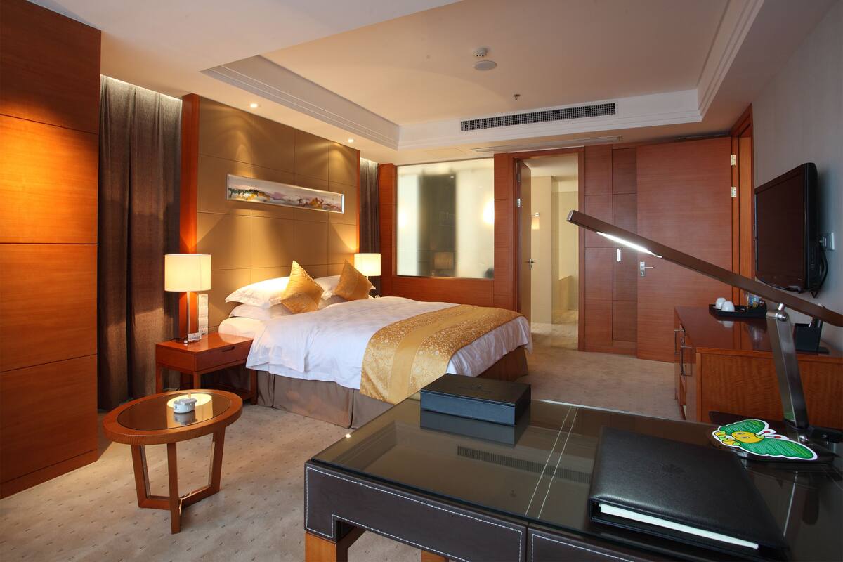 Executive Business Room | Minibar, in-room safe, desk, blackout drapes