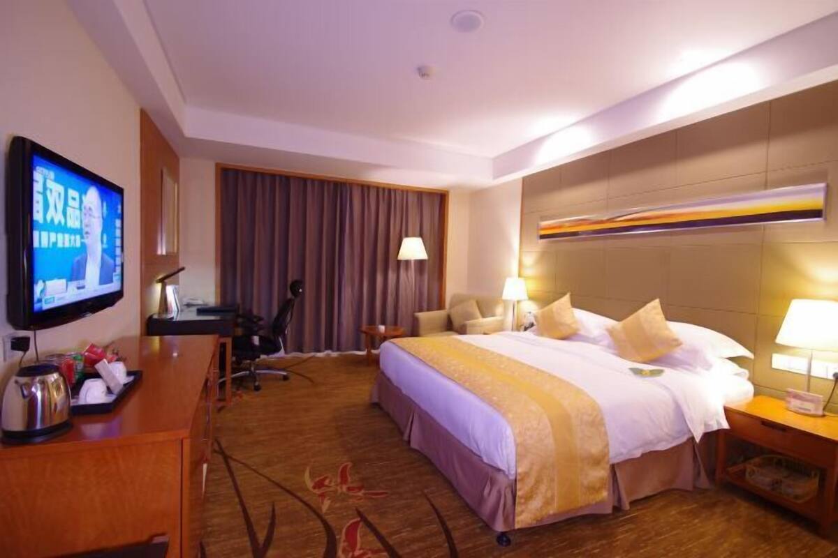 Minibar, in-room safe, desk, blackout drapes