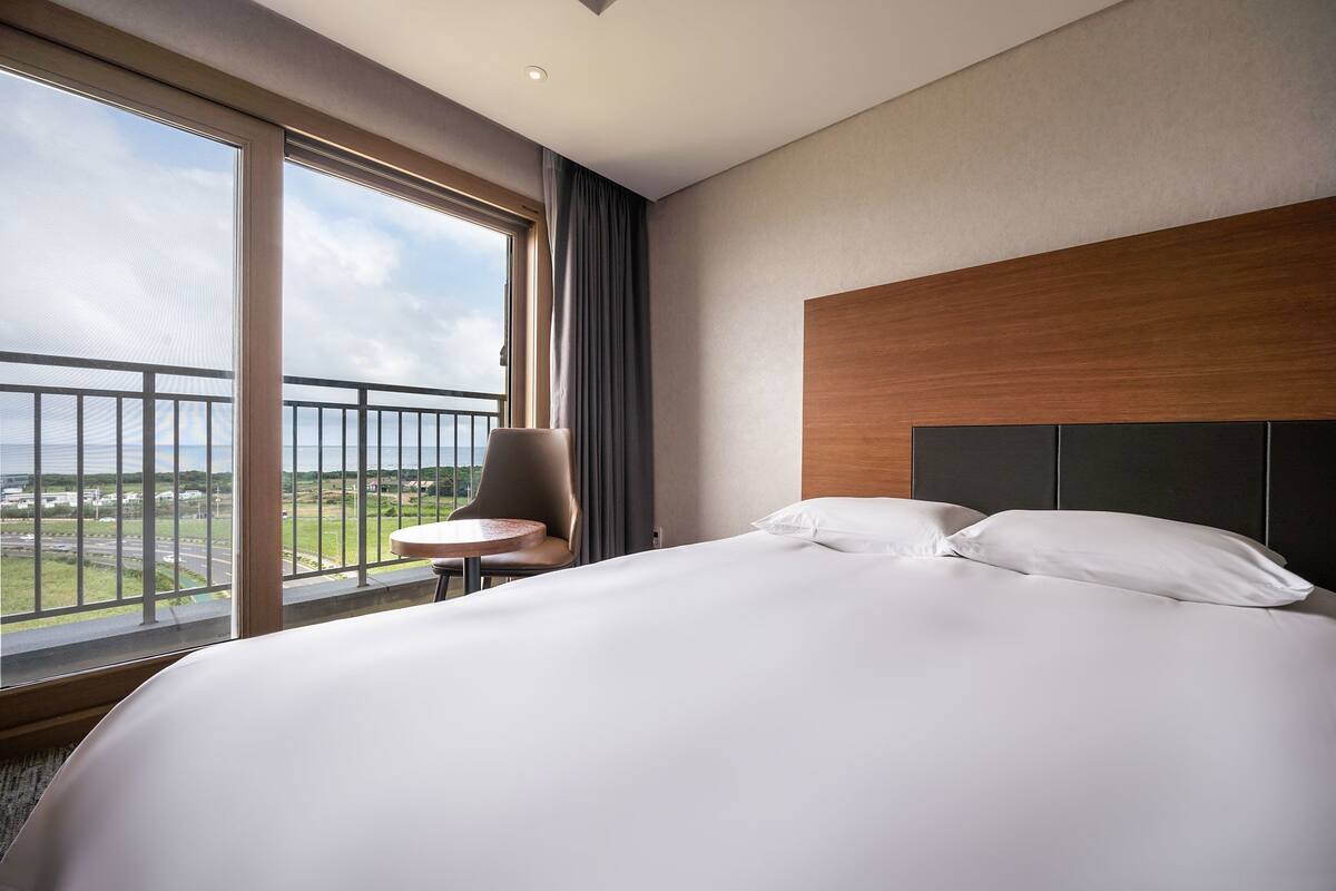 Deluxe Family Room Ocean View (1 Double Bed + 1 Single Bed) | Desk, laptop workspace, blackout curtains, soundproofing