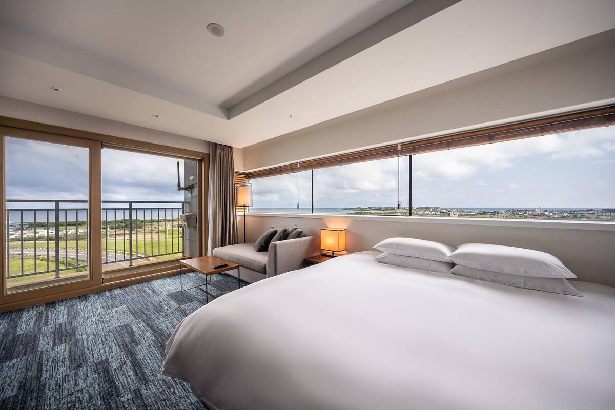 Premier King Room Ocean View (1 King Bed) | Desk, laptop workspace, blackout curtains, soundproofing