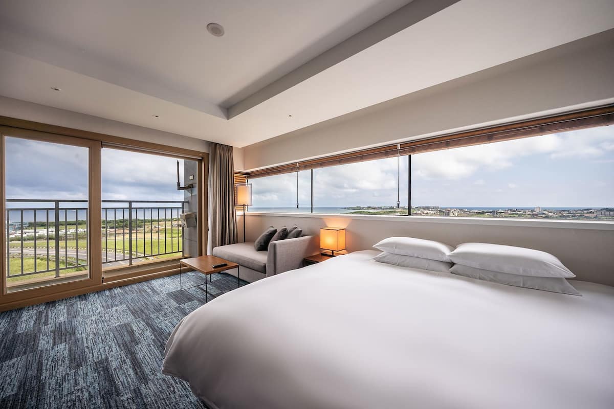 Premier King Room Ocean View (1 King Bed)