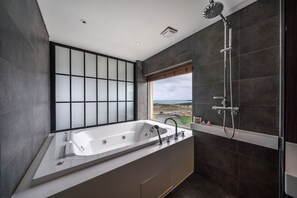 Premier King Room Ocean View (1 King Bed) | Baignoire à jets