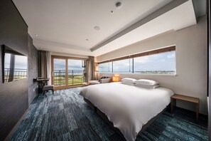 Premier King Room Ocean View (1 King Bed) | Meja kerja, ruang kerja ramah laptop, dan tirai kedap cahaya