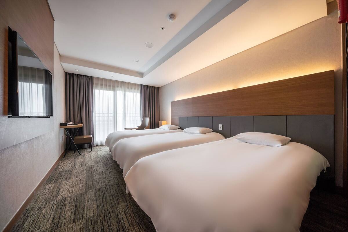 Deluxe Triple Room City View (3 Single Beds) | Desk, laptop workspace, blackout curtains, soundproofing