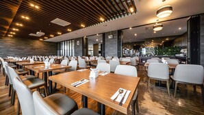 Breakfast and brunch served  - Golden Tulip Jeju Seongsan Hotel (Seogwipo)