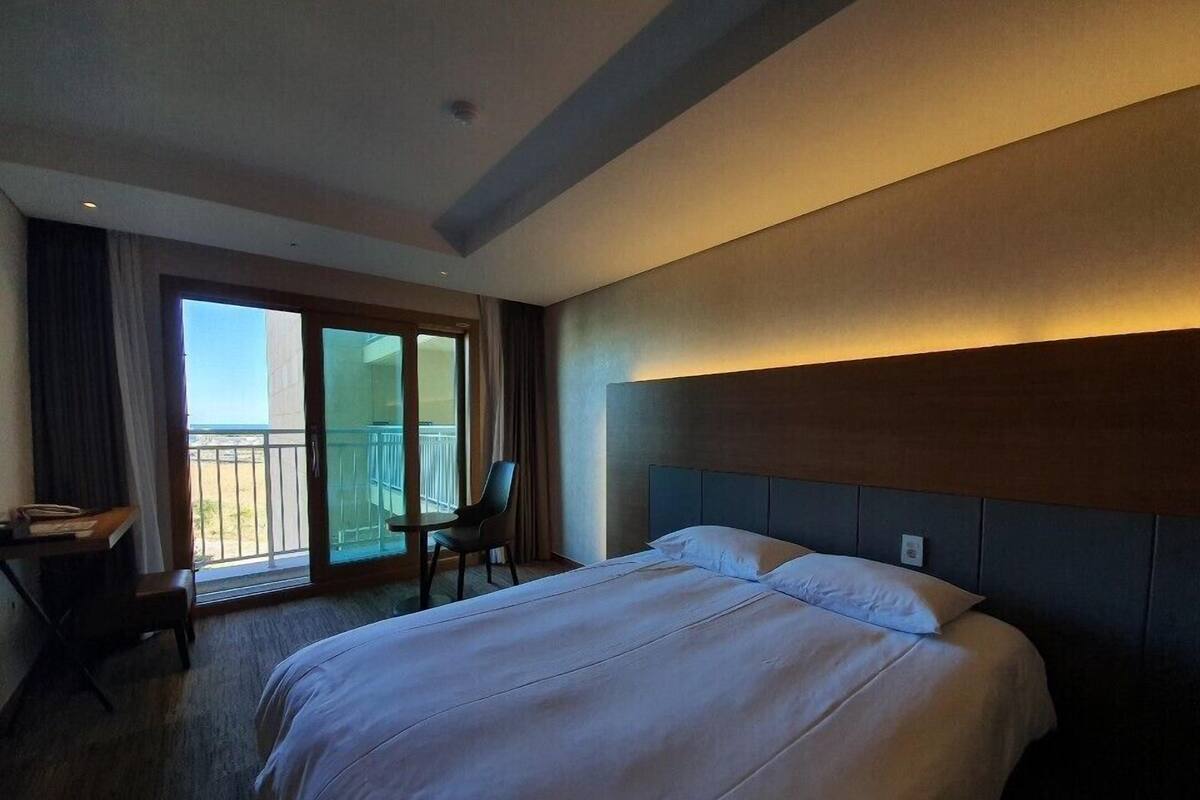Deluxe King Room Ocean View (1 King Bed) | Desk, laptop workspace, blackout curtains, soundproofing