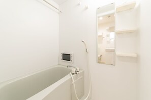 家庭客房, 非吸煙房 | 浴室 | 花灑/浴缸組合、免費梳洗用品、風筒、智能廁板座廁