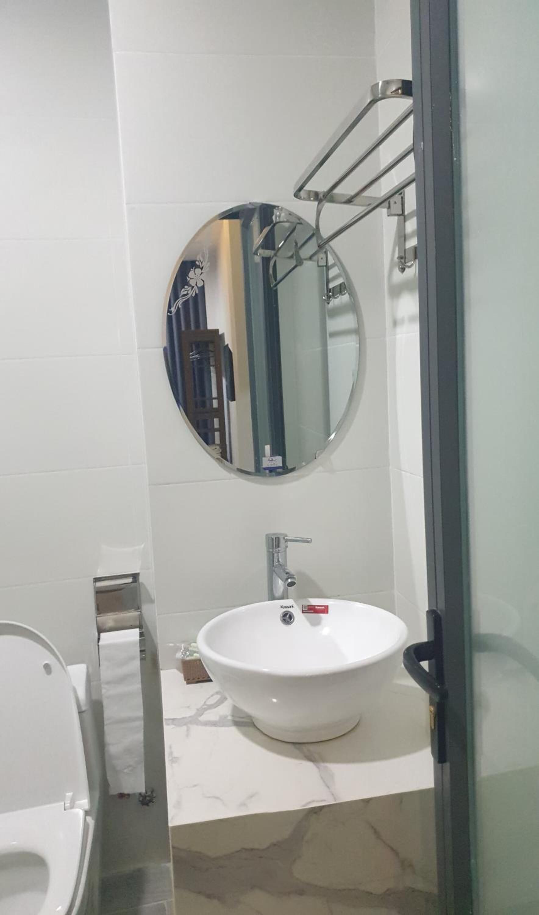 shower, free toiletries, hair dryer, slippers