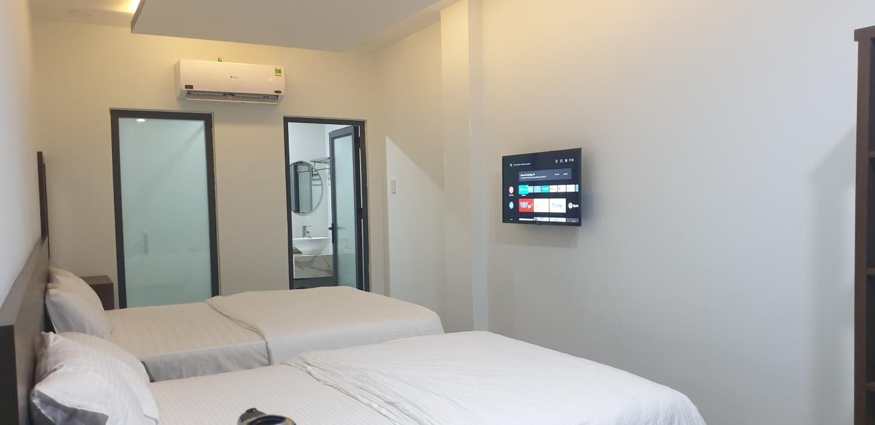 desk, soundproofing, free wifi, bed sheets