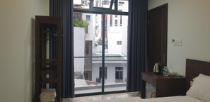 Desk, free WiFi, bed sheets - Like Family Hotel (Nha Trang)