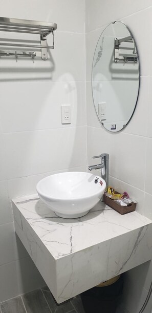 Een douche, gratis toiletartikelen, een haardroger, pantoffels