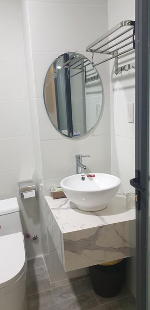 Ducha, artículos de tocador gratuitos, secador de pelo, pantuflas