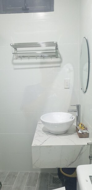 Ducha, artículos de tocador gratuitos, secador de pelo, pantuflas