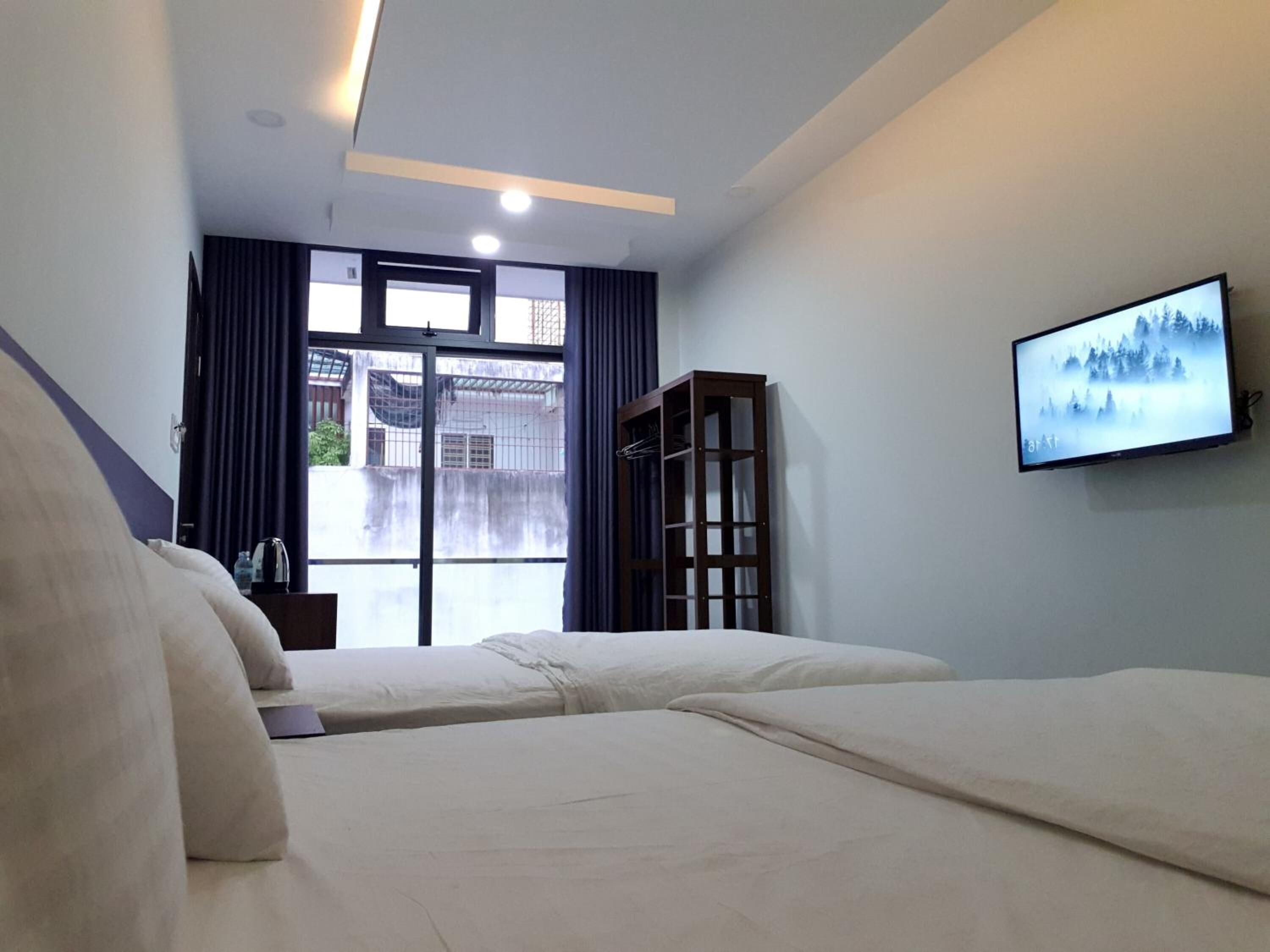 desk, soundproofing, free wifi, bed sheets