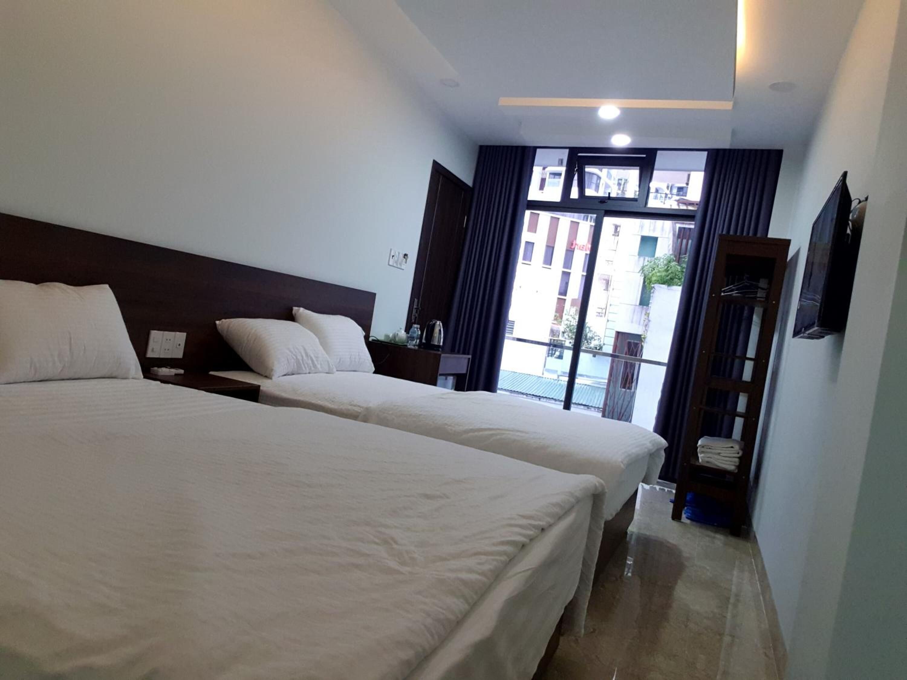 Desk, soundproofing, free WiFi, bed sheets