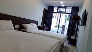 Desk, soundproofing, free WiFi, bed sheets