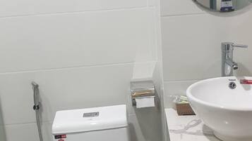 Een douche, gratis toiletartikelen, een haardroger, pantoffels