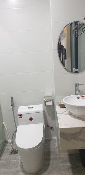 Shower, free toiletries, hair dryer, slippers - Like Family Hotel (Nha Trang)