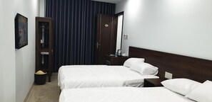 Een bureau, gratis wifi, beddengoed